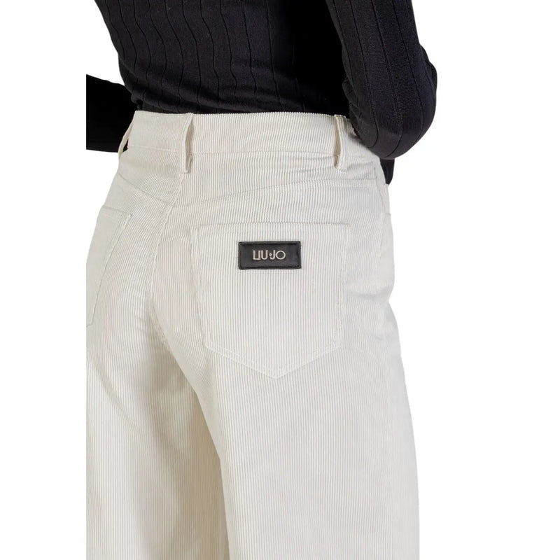 Cremefarbene Cordhose mit dezenter, vertikaler Rippenstruktur und schwarzem Lederaufnäher der Marke Liu Jo.
