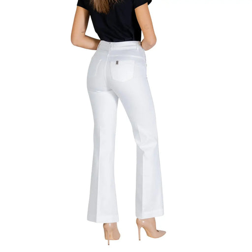 Liu Jo Weiße Damen-Baumwollhose mit ausgestelltem Bein, elegantem geradem Schnitt und dezenten Ziernähten.
