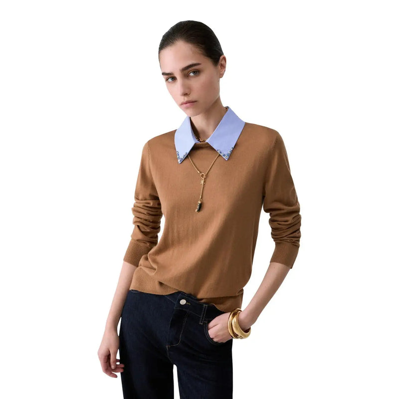 Liu Jo Weißer Damenpullover aus Wollmischgewebe mit Blumenmuster, Knopfleiste, Kamelstrick, hellblauem Kragen und zarter Stickerei.