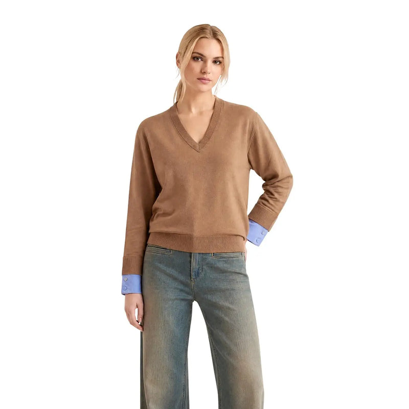 Liu Jo Weißer Damenpullover aus Wollmischgewebe mit Blumenmuster und Knöpfen, kamelfarbenem V-Ausschnitt, hellblauen Bündchen und Rippstrickabschluss.