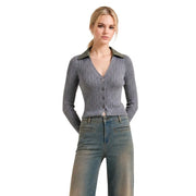 Graue, gerippte Strickjacke mit olivgrünem Kragen und Knopfverschluss, abgebildet mit Liu Jo Damenpullover aus weißem Wollmischgewebe mit Blumenmuster