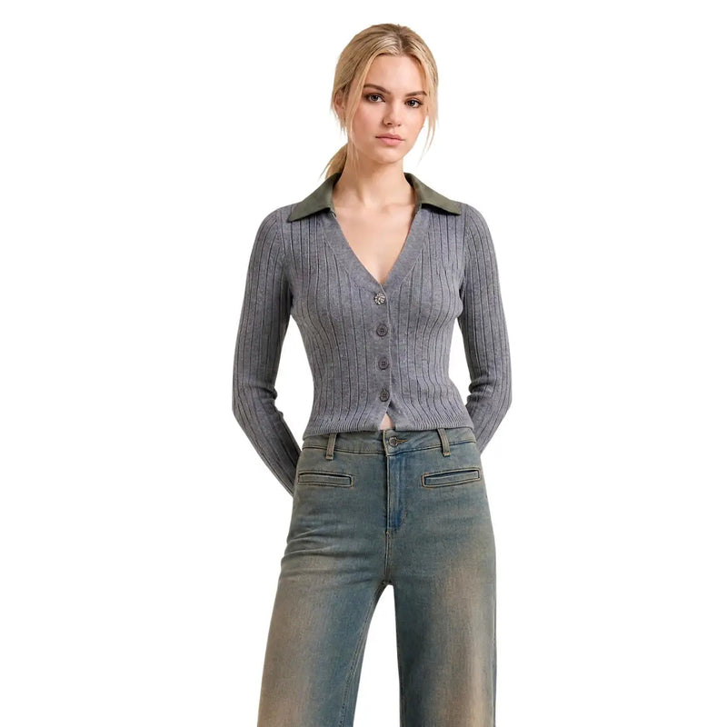 Graue, gerippte Strickjacke mit olivgrünem Kragen und Knopfverschluss, abgebildet mit Liu Jo Damenpullover aus weißem Wollmischgewebe mit Blumenmuster