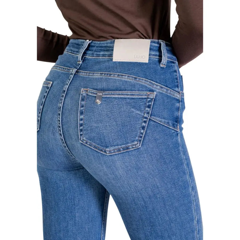 Rückansicht der blauen Liu Jo Damenjeans aus Baumwollmischgewebe mit klassischem Taschendesign und weißem Markenlabel am Bund