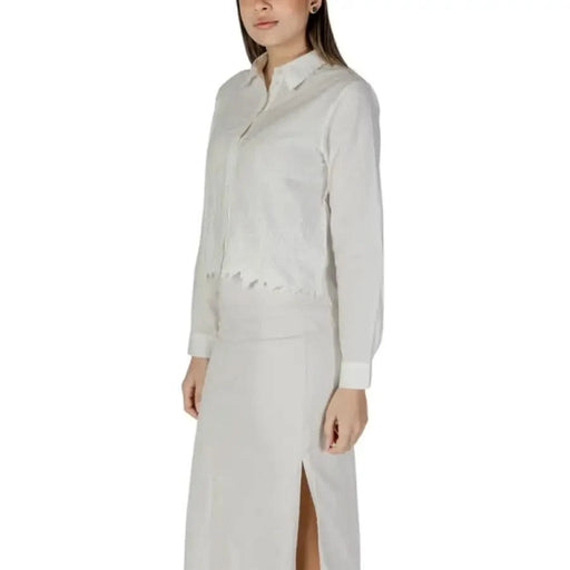 Long white collared dress with side slit and long sleeves by Jacqueline De Yong