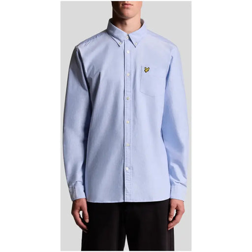 Hellblaues Herren-Baumwollhemd mit langen Ärmeln und Brusttasche von Lyle & Scott