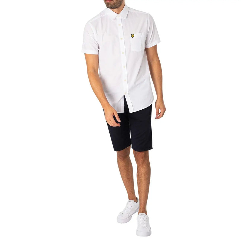 Lyle & Scott Baumwollshorts für Herren in Weiß mit gelbem Logo auf der Brusttasche, Vorderansicht