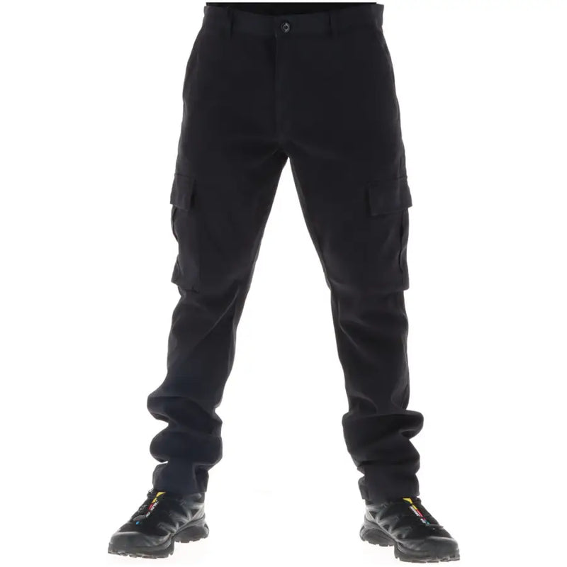 Schwarze grüne Herrenhose von Lyle & Scott mit mehreren Taschen und strapazierfähigem Cargo-Gewebe, von hinten gesehen.
