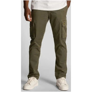 Lyle & Scott grüne Herren-Cargohose mit mehreren Taschen und gelbem Logo am Oberschenkel