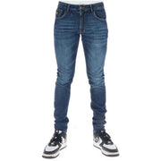 Lyle & Scott Herrenjeans aus dunkelblauem Denim mit schmaler Passform und gelbem Logo auf der rechten Vordertasche, Vorderansicht