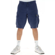 Lyle & Scott Leinenshorts für Herren in Marineblau mit mehreren Cargotaschen und gelbem Logo auf der Oberschenkeltasche, Vorderansicht