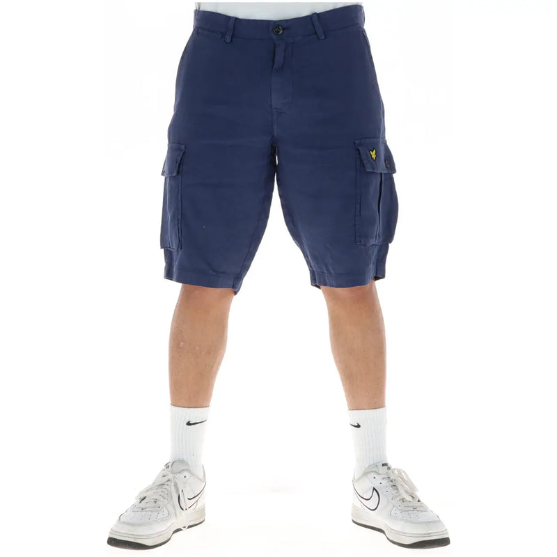 Lyle & Scott Leinenshorts für Herren in Marineblau mit mehreren Cargotaschen und gelbem Logo auf der Oberschenkeltasche, Vorderansicht