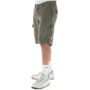 Lyle & Scott Leinenshorts für Herren in Olivgrün mit gelbem Vogellogo auf der Seitentasche, Seitenansicht