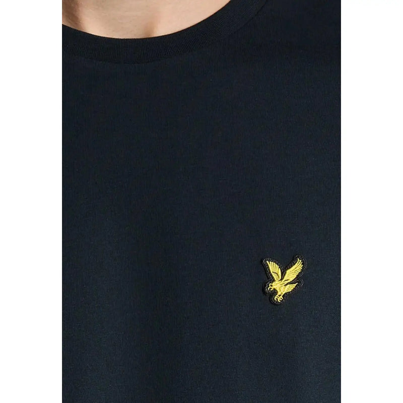 Schwarzes Baumwoll-T-Shirt mit Rundhalsausschnitt und kleinem, gesticktem gelbem Adlerlogo auf der linken Brust von Lyle & Scott (Herren).