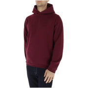 Ein bordeauxroter Herren-Kapuzenpullover von Lyle and Scott aus Baumwolle mit weichem, strukturiertem Stoff und dezentem Logo auf der Brust.