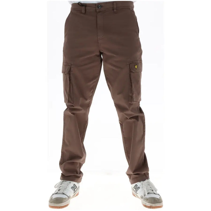 Lyle & Scott Herren-Cargohose aus braunem Baumwollstoff mit gelbem Vogellogo auf der Oberschenkeltasche, Modell TR1802ITA