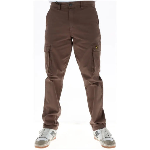 Lyle & Scott Herren-Cargohose aus braunem Baumwollstoff mit gelbem Vogellogo auf der Oberschenkeltasche, Modell TR1802ITA
