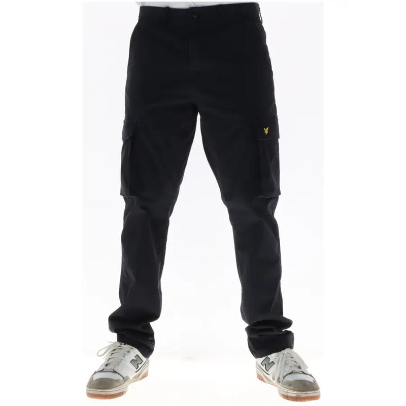 Braune Herren-Baumwollhose von Lyle & Scott mit schwarzem Cargohosen-Design und gelbem Vogellogo auf der Oberschenkeltasche