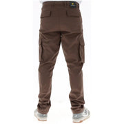 Braune Cargohose aus Baumwolle mit mehreren Taschen und Markenlabel am Bund aus der Herrenkollektion von Lyle & Scott.