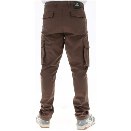 Braune Cargohose aus Baumwolle mit mehreren Taschen und Markenlabel am Bund aus der Herrenkollektion von Lyle & Scott.