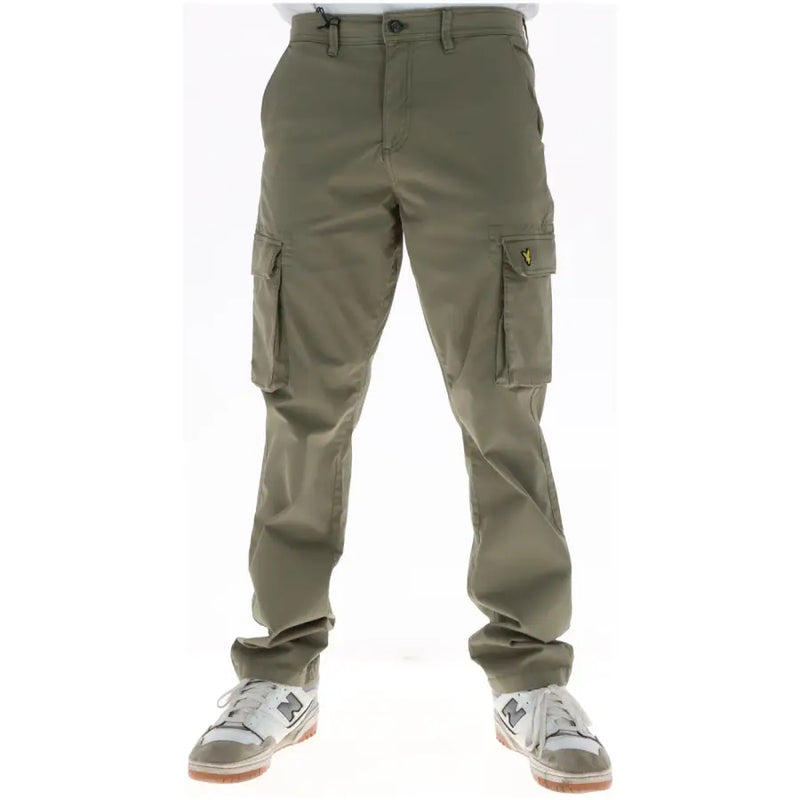 Braune Baumwoll-Cargohose für Herren von Lyle & Scott mit mehreren Taschen und einem kleinen gelben Logo am Oberschenkel