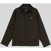 Schwarzer Herrenblazer von Lyle & Scott aus Baumwollmischgewebe mit Reißverschluss, kontrastierendem Kragen und gelbem Vogellogo auf der linken Brust.