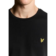 Schwarzes Herren-T-Shirt von Lyle & Scott aus Baumwolle mit Rundhalsausschnitt und kleinem, gesticktem gelben Adlerlogo auf der linken Brustseite.