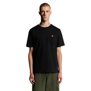 Schwarzes Herren-T-Shirt von Lyle and Scott aus Baumwolle mit kurzen Ärmeln und kleinem gelben Vogellogo auf der linken Brust.