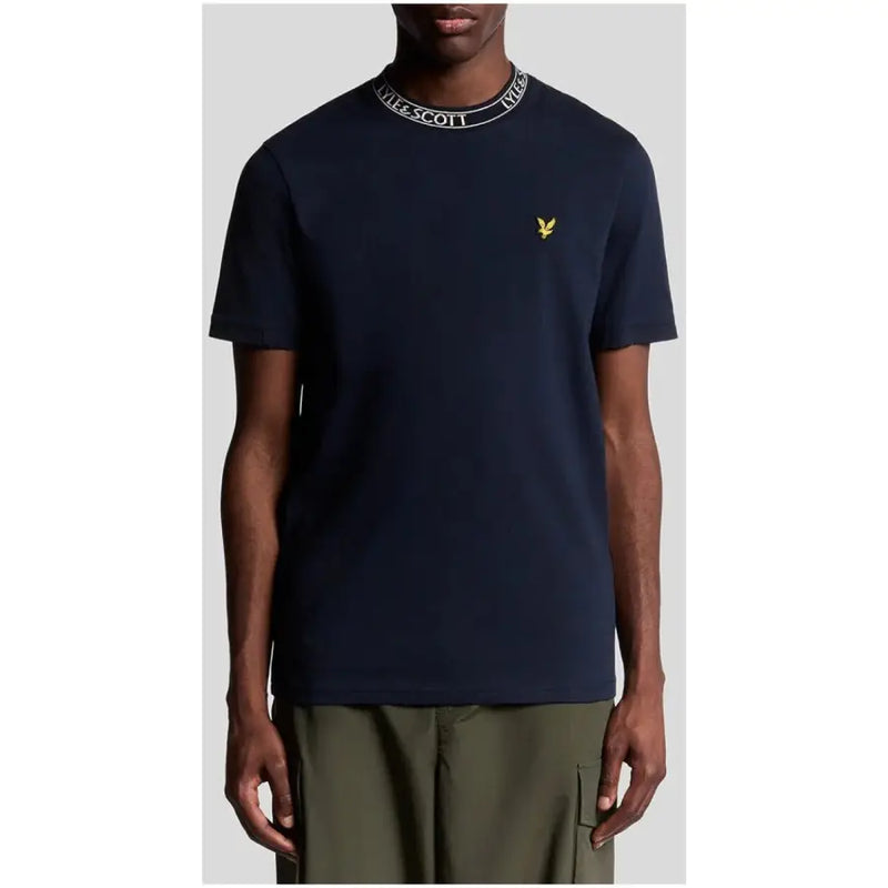 Marineblaue Herrenbekleidung aus Baumwolle von Lyle & Scott t-shirt mit weißer Kragenbeschriftung und einem kleinen goldenen Vogellogo auf der Brust