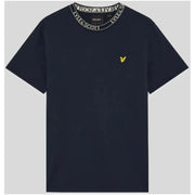 Marineblaue Lyle & Scott Herrenbekleidung t-shirt mit weißem Rippstrickkragen und gelbem, gesticktem Vogellogo auf der Brust