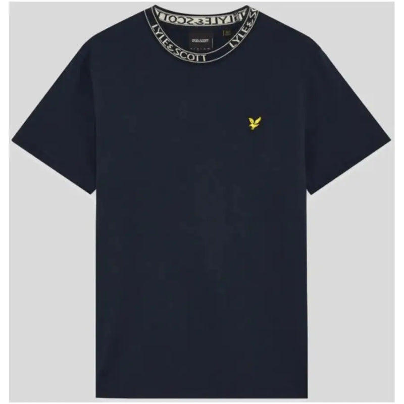 Marineblaue Lyle & Scott Herrenbekleidung t-shirt mit weißem Rippstrickkragen und gelbem, gesticktem Vogellogo auf der Brust