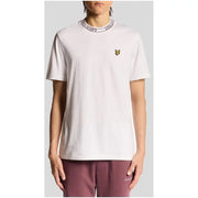 Lyle & Scott Herren weiße Baumwolle t-shirt mit geripptem Kragen, schwarzem Logo und gelbem, gesticktem Vogelemblem auf der linken Brust