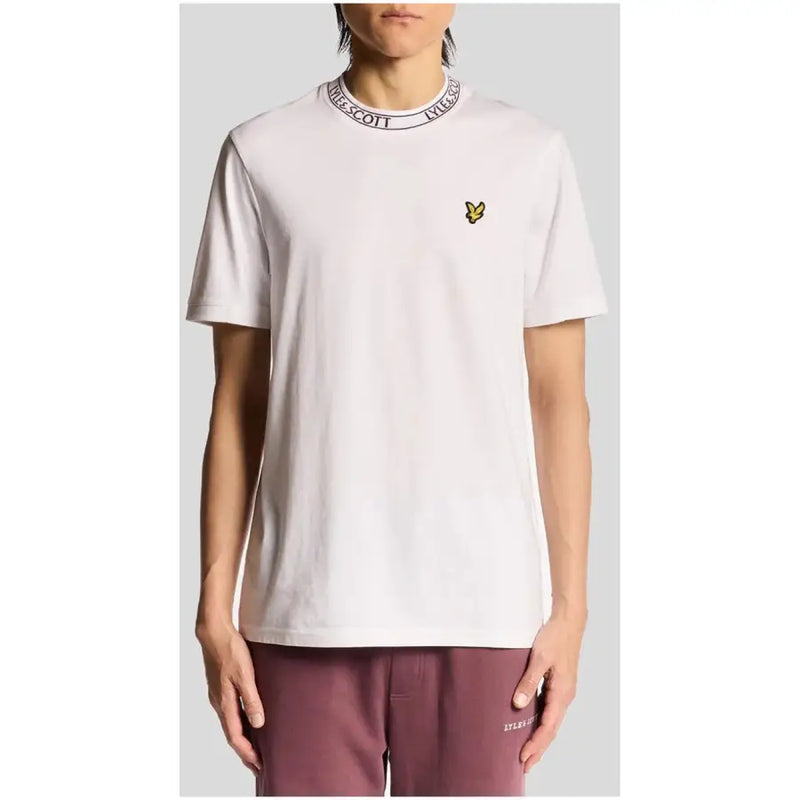 Lyle & Scott Herren weiße Baumwolle t-shirt mit geripptem Kragen, schwarzem Logo und gelbem, gesticktem Vogelemblem auf der linken Brust