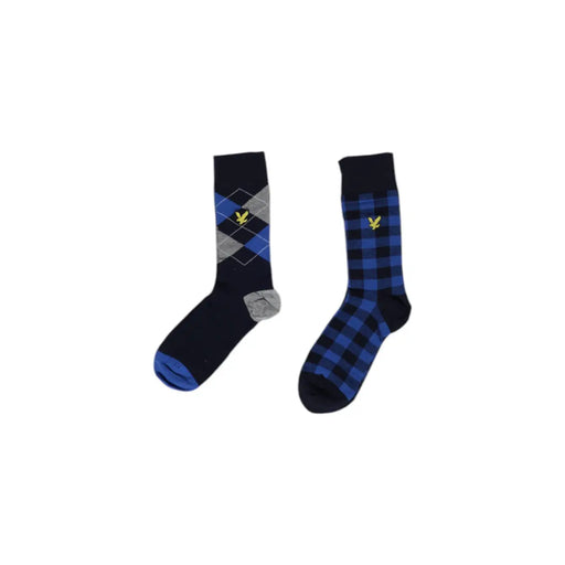 Ein Paar blaue Baumwollsocken von Lyle & Scott für Herren in Marineblau mit Rauten- und Karomuster und einem gelben Vogellogo
