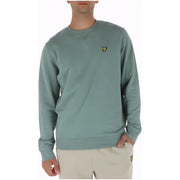Ein weiches, salbeigrünes Lyle & Scott Baumwoll-Sweatshirt mit Rundhalsausschnitt und einem kleinen gelben Vogellogo auf der linken Brust.
