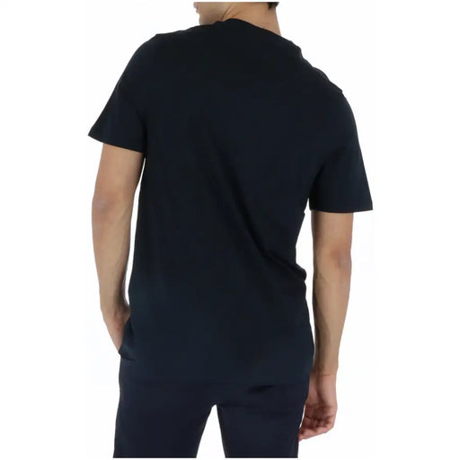 Schwarzes Kurzarmshirt mit Rundhalsausschnitt t-shirt Herrenmodell von Lyle and Scott mit komfortablem Design aus Baumwollmischgewebe
