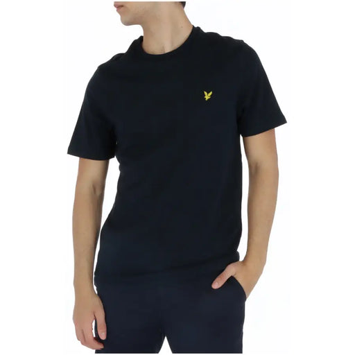 Lyle & Scott schwarzes Herren-Kurzarmshirt aus Baumwolle t-shirt mit kleinem gelben Vogellogo auf der linken Brust