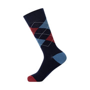 Marineblaue Baumwollsocke mit Argyle-Muster und roten und hellblauen, weiß umrandeten Rauten, passend zur Herrenunterwäsche von Lyle & Scott.
