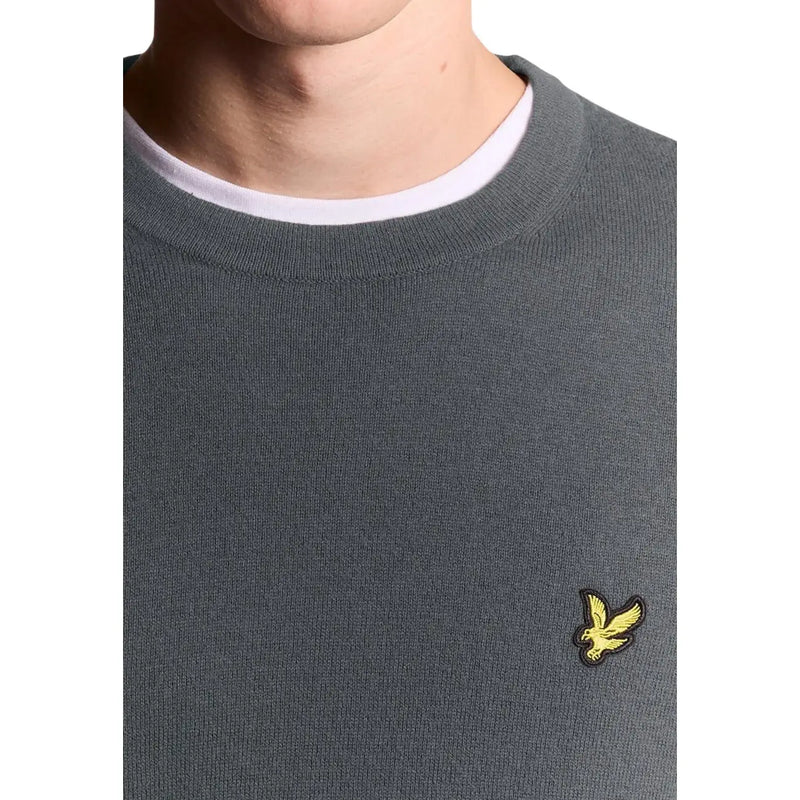 Lyle & Scott Grauer Merinowollpullover für Herren mit weißem Innenkragen und gelbem, gesticktem Vogellogo, Vorderansicht