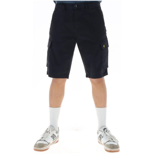 Lyle & Scott Schwarze Herrenshorts mit Cargotaschen an den Seiten und kleinem gelben Logo am Oberschenkel, Vorderansicht