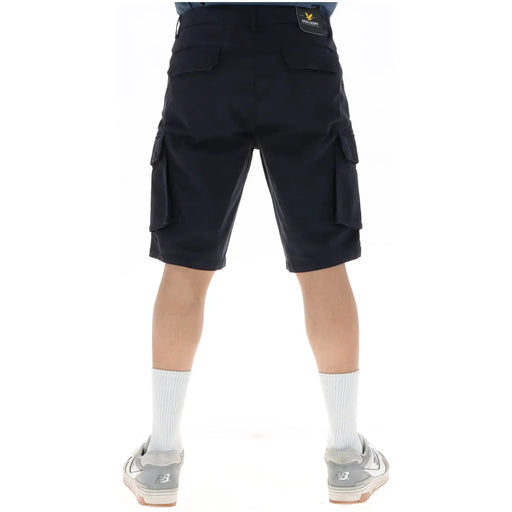 Lyle & Scott Schwarze Cargoshorts für Herren mit mehreren Taschen und Markenaufnäher hinten (Ansicht von hinten)