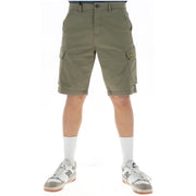 Lyle & Scott Herrenshorts in Olivgrün mit Seitentaschen und gelbem Logo am Oberschenkel, Vorderansicht