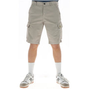 Lyle & Scott Herrenshorts in Khaki mit gelbem Logo am Oberschenkel und seitlichen Cargotaschen, Vorderansicht