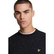 Lyle & Scott Herren-Wollpullover in Dunkelblau mit weißem Rippkragen und gelbem Adlerlogo, Vorderansicht