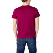 Rückansicht eines magentafarbenen Kurzarm-Shirts der US Polo Assn. t-shirt mit blauen Jeans
