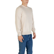 Man wearing a beige crewneck sweater and blue jeans displayed in Men’s Beige Crewneck Sweater image
