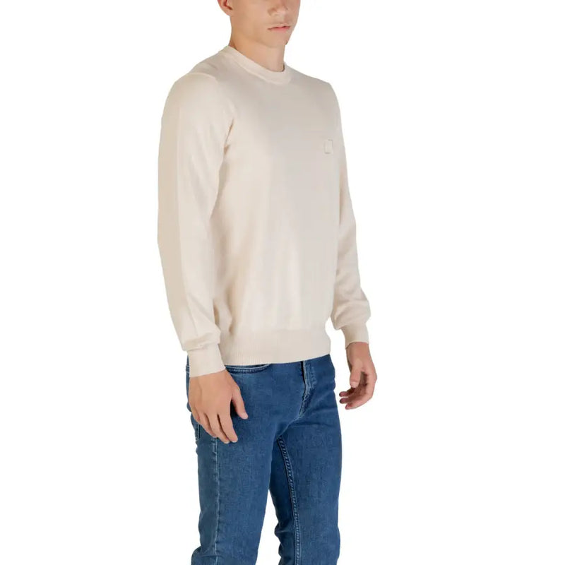 Man wearing a beige crewneck sweater and blue jeans displayed in Men’s Beige Crewneck Sweater image