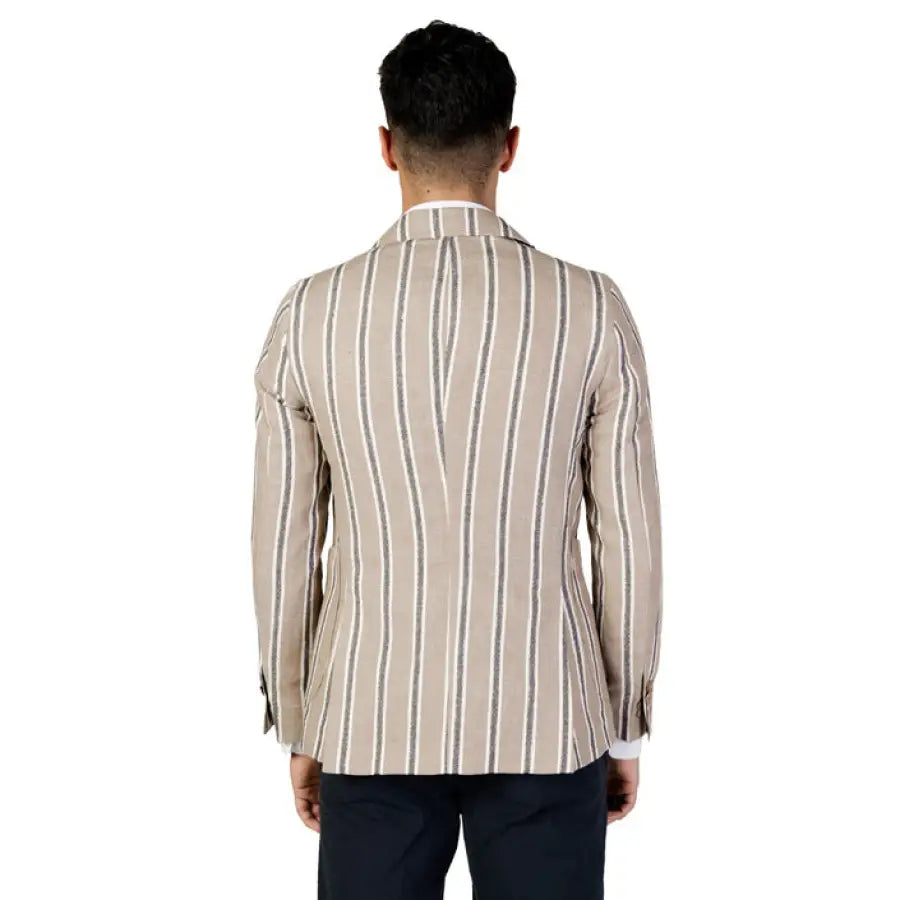 Mulish men blazer - Spring summer product with a man in beige striped shirt and black pants.