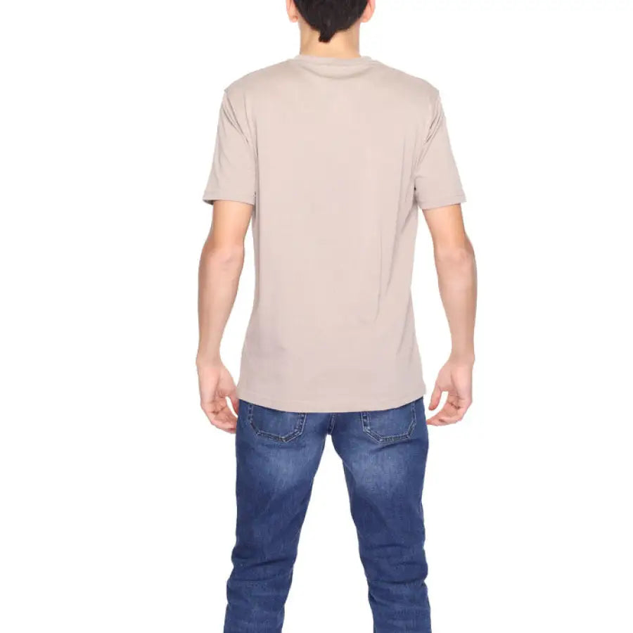 Man modeling Gianni Lupo Men T-Shirt in beige with jeans