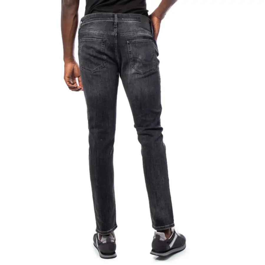 
                      
                        Jack & Jones man in black jeans and t-shirt showcasing urban style clothing
                      
                    