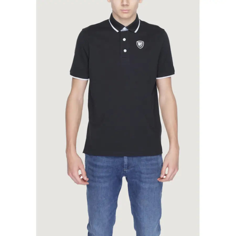 Man in Blauer Polo showcasing urban city style with black and white design